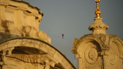 L'athlète estonien Jaan Roose marche sur une slackline sur le pont du 15 juillet qui traverse le Bosphore de la rive asiatique à la rive européenne, à Istanbul, en Turquie.