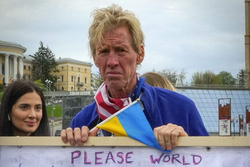 Ryan Wesley Routh partecipa a una manifestazione nel centro di Kiev, in Ucraina, sabato 30 aprile 2022