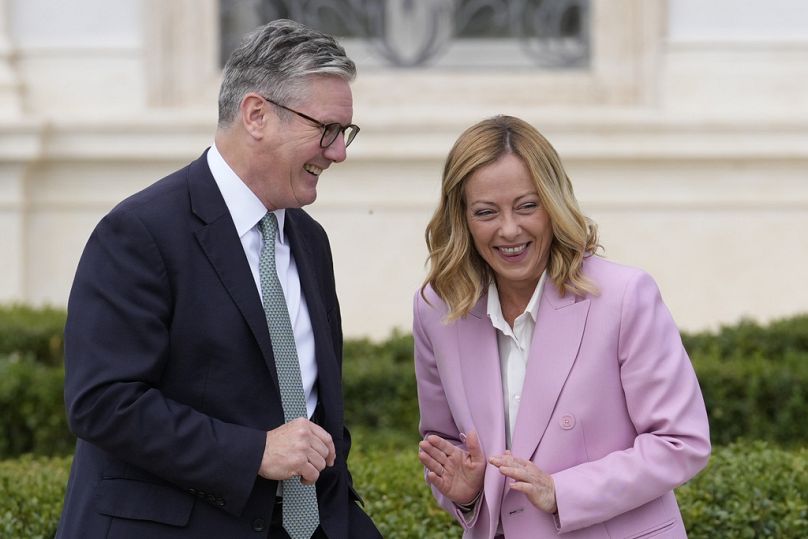 A primeira-ministra italiana, Giorgia Meloni, à direita, e o primeiro-ministro do Reino Unido, Keir Starmer, encontram-se na Villa Pamphilj, em Roma.