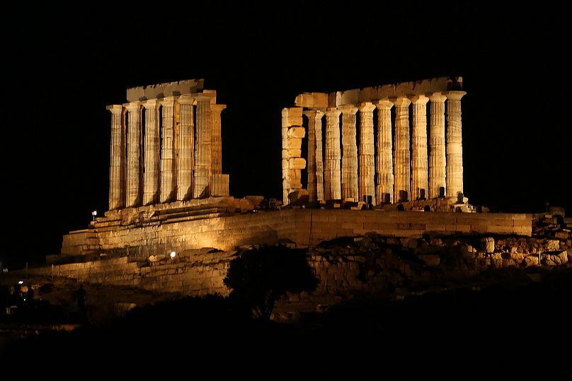 Ο ΝΕΟΣ ΦΩΤΙΣΜΟΣ ΤΟΥ ΝΑΟΥ ΤΟΥ ΠΟΣΕΙΔΩΝΑ