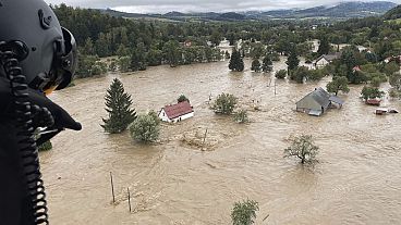 Polonya'nın Nysa kentindeki Nysa Klodzka nehri yakınlarında 16 Eylül 2024 Pazartesi günü sular altında kalan bir alan. 