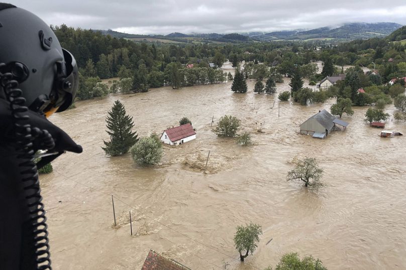 Csak a tetők látszanak