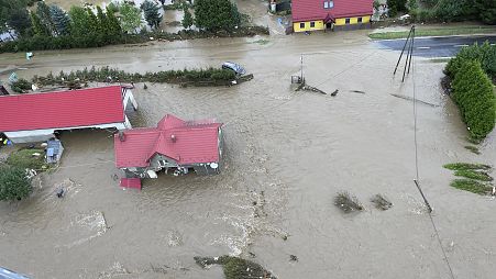 Esta foto proporcionada por el departamento de bomberos de Polonia muestra un área inundada cerca del río Nysa Klodzka en Nysa, Polonia, el 16 de septiembre de 2024.