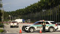 Un officier du shérif du comté de Palm Beach à l'extérieur du Trump International Golf Club, le lundi 16 septembre 2024, à West Palm Beach, en Floride.