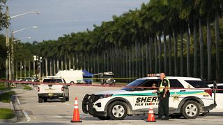 Un officier du shérif du comté de Palm Beach à l'extérieur du Trump International Golf Club, le lundi 16 septembre 2024, à West Palm Beach, en Floride.