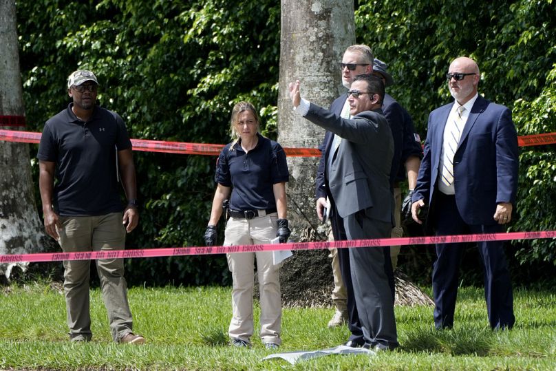 Agentes da autoridade trabalham no exterior do Trump International Golf Club após aparente tentativa de assassinato, na segunda-feira, 16 de setembro 2024