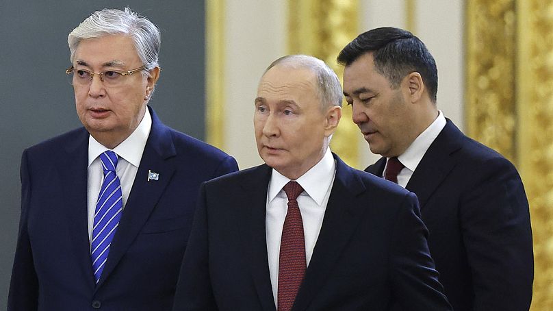 El presidente kazajo Kassym-Jomart Tokayev, Vladímir Putin y el presidente kirguís Sadir Japarov