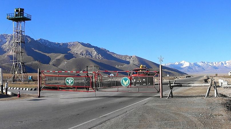 Estación fronteriza entre Kirguistán y China.