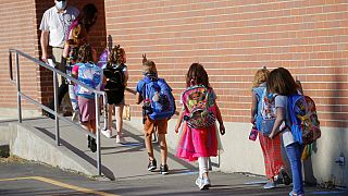  Nesta foto de arquivo de 17 de agosto de 2020, os alunos entram na Liberty Elementary School durante o primeiro dia de aula em Murray, Utah.