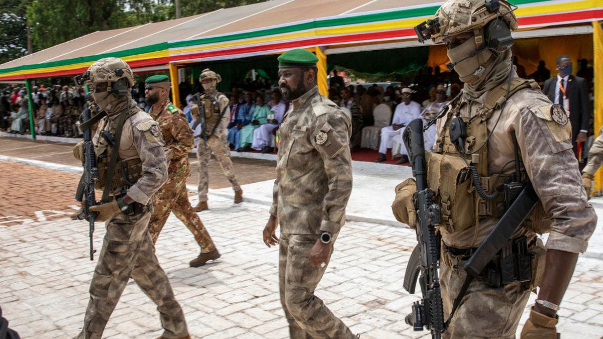 El líder de la junta gobernante de Malí, el teniente coronel Assimi Goita, en el centro, asiste a un desfile militar del Día de la Independencia en Bamako, Mali, el 22 de septiembre de 2022.