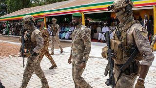 O tenente-coronel Assimi Goita, líder da junta no poder no Mali, assiste a uma parada militar do dia da independência em Bamako, Mali, a 22 de setembro de 2022.