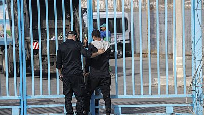 Un membre des forces de sécurité marocaines arrête un homme qui tente de franchir la frontière avec l'enclave espagnole de Ceuta.