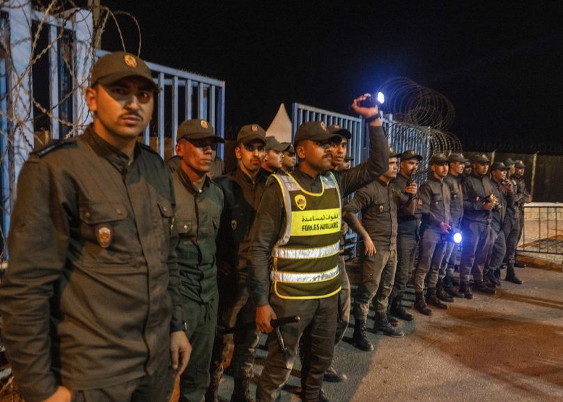 Le forze di sicurezza marocchine fanno guardia al di fuori del confine con l'enclave spagnola di Ceuta, a Fnideq, in Marocco