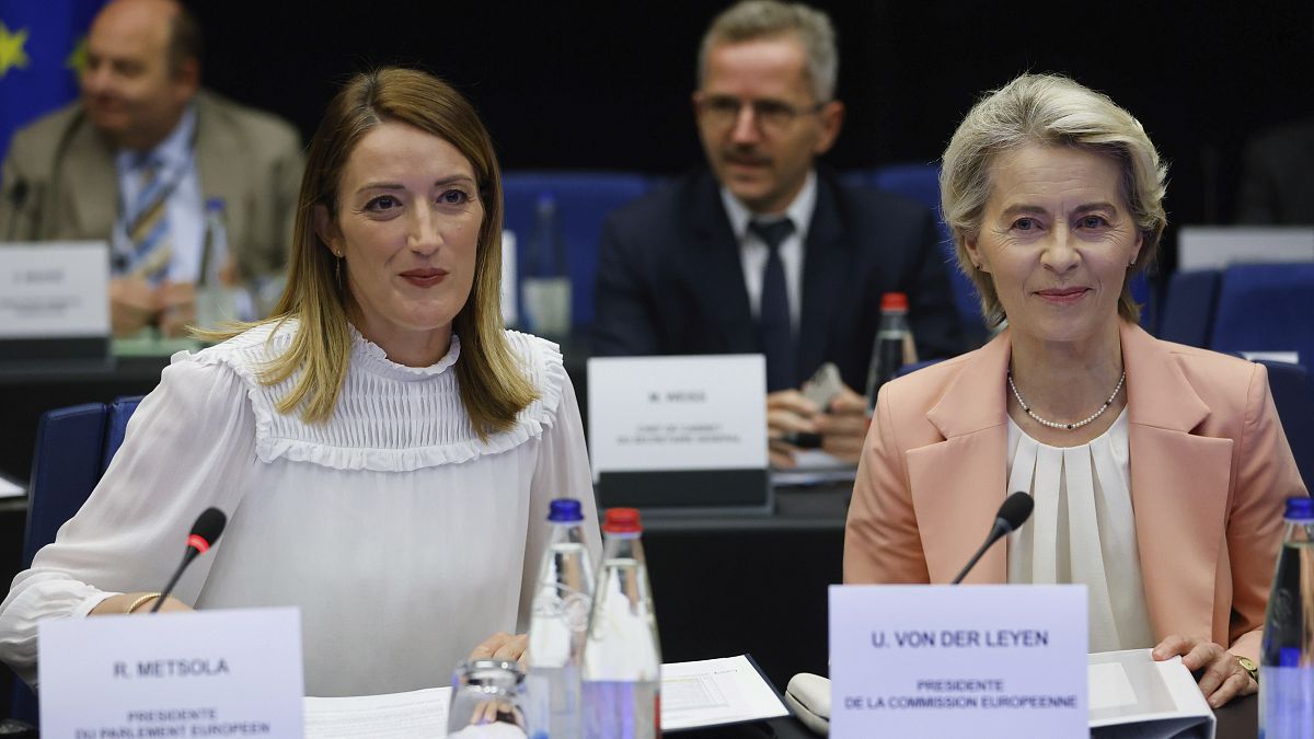 Ursula von der Leyen posa junto a Roberta Metsola antes de la sesión del Parlamento Europeo del 17 de septiembre de 2024.