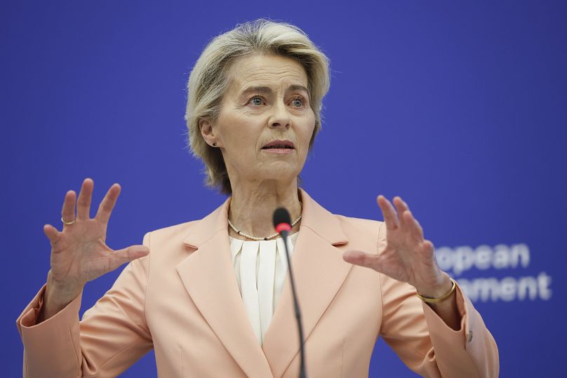 La présidente de la Commission européenne, Ursula von der Leyen, s'exprime lors d'une conférence de presse au Parlement européen.