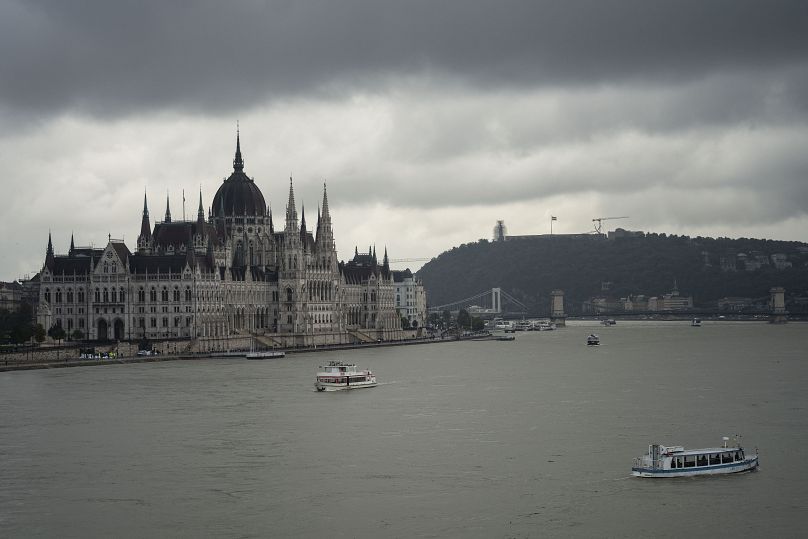 Des nuages sombres sont visibles au-dessus du bâtiment du Parlement à Budapest, en Hongrie, lors de la crue du Danube, le lundi 16 septembre 2024.