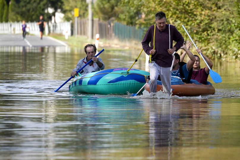 Los residentes reman por una calle inundada en Bohumin, República Checa, el martes 17 de septiembre