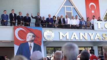 Cumhuriyet Halk Partisi Genel Başkanı Özgür Özel, Marmara Adalar Belediyesi hizmet binası önünde toplanan vatandaşlara hitap ediyor, Balıkesir, 17 Eylül 2024.