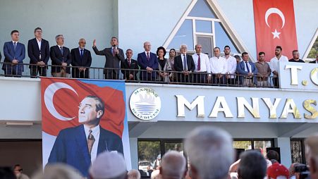 Cumhuriyet Halk Partisi Genel Başkanı Özgür Özel, Manyas belediyesi önünde toplanan vatandaşlara hitap ediyor, Balıkesir, 16 Eylül 2024.