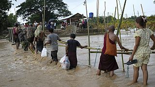 Myanmar'da bir grup insanın tahliyesi sırasında çekilmiş bir fotoğraf, 17 Eylül 2024