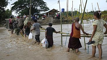 Myanmar'da bir grup insanın tahliyesi sırasında çekilmiş bir fotoğraf, 17 Eylül 2024