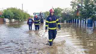 Des pompiers évacuent un habitant de Pechea après les inondations