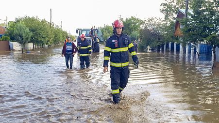 Des pompiers évacuent un habitant de Pechea après les inondations