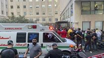 Exteriores del hospital de la Universidad Americana tras la llegada de varios hombres que resultaron heridos por la explosión de buscapersonas portátiles, en Beirut, el martes