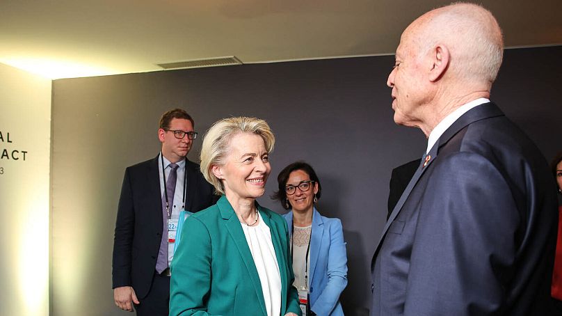 Ursula von der Leyen (izquierda) se reúne con el presidente tunecino Kaïs Saïed (derecha).