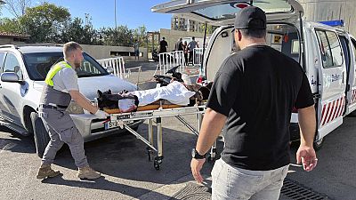 Los equipos de Emergencias de Defensa Civil llevan a un hombre herido cuyo buscapersonas portátil explotó en el hospital al-Zahraa en Beirut, Líbano, el martes.