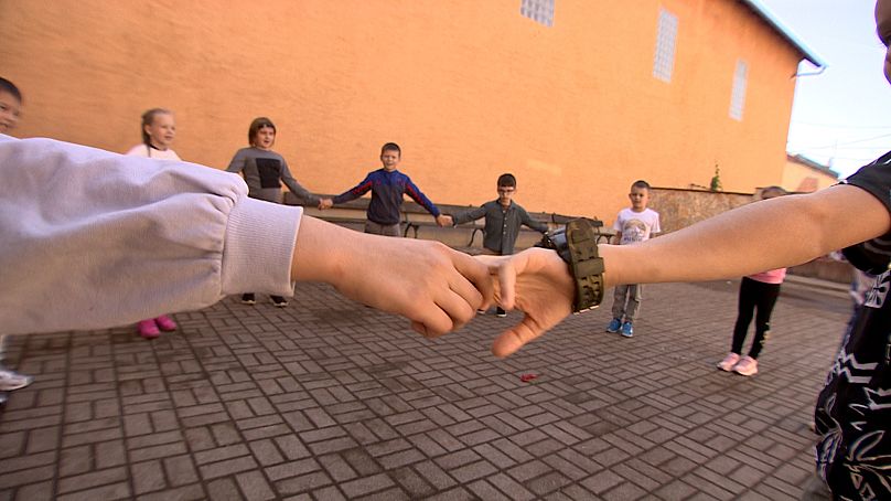 Lezione di ginnastica nella scuola 