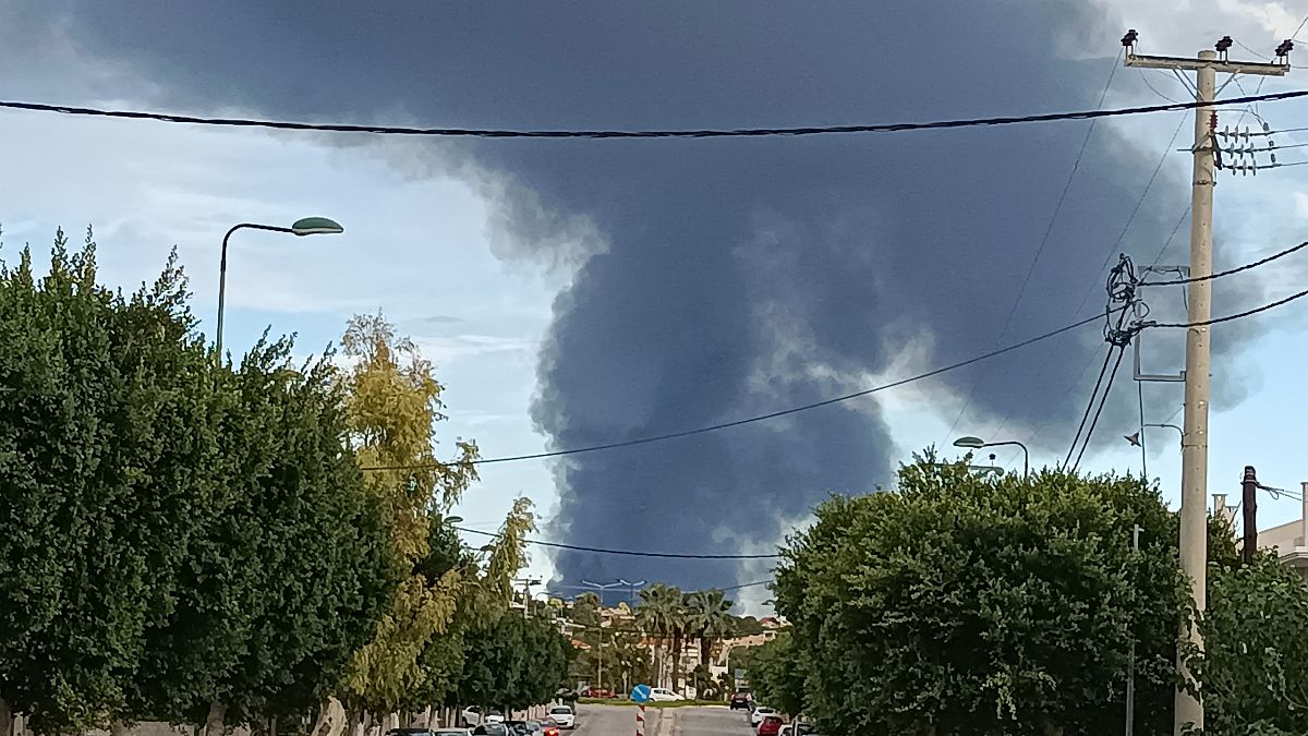 Καπνός υψώνεται από τη φωτιά που ξέσπασε στις εγκαταστάσεις της Motor Oil 