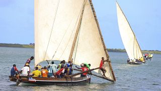 Kenya : sur l'île de Lamu, des bateaux avec du plastique recyclé