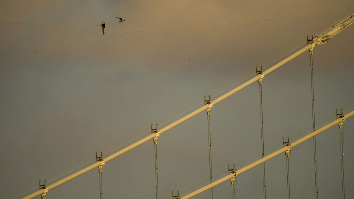 L'estonien Jaan Roose achève une étonnante marche à travers les gratte-ciel de Dubaï, à plus de 200 mètres de hauteur