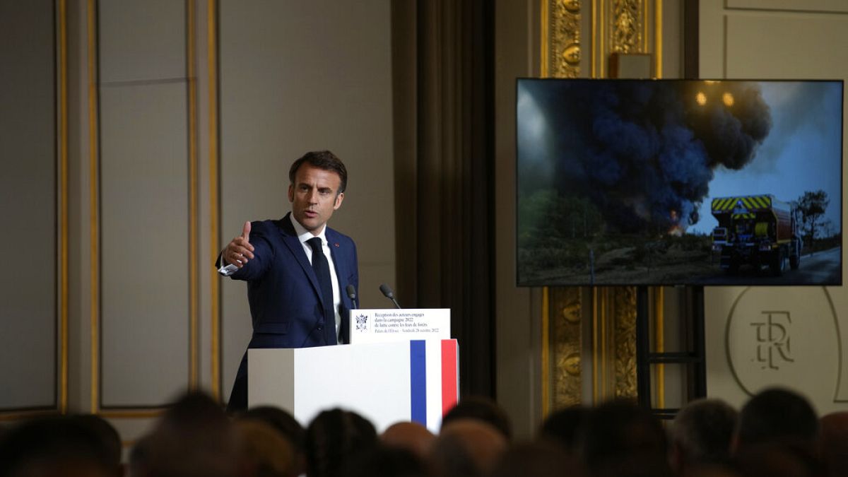 Fransa Cumhurbaşkanı Emmanuel Macron, itfaiyecilerin yangınlarla mücadelesine yönelik bir konuşma yapıyor, 28 Ekim 2022 