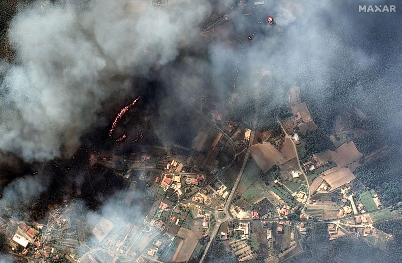 Une ligne de feu entoure la ville de A Dos Ferreiros de Cima, au Portugal, (Image satellite Maxar Technologies)