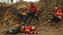 Os bombeiros descansam durante uma pausa na luta contra os incêndios nos arredores de Sever do Vouga, uma cidade no norte de Portugal que tem estado cercada por incêndios.