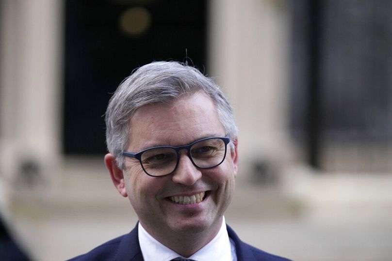 Magnus Brunner fala aos meios de comunicação social no exterior do nº 10 de Downing Street, antes de reunir com o ministro das Finanças britânico, Rishi Sunak