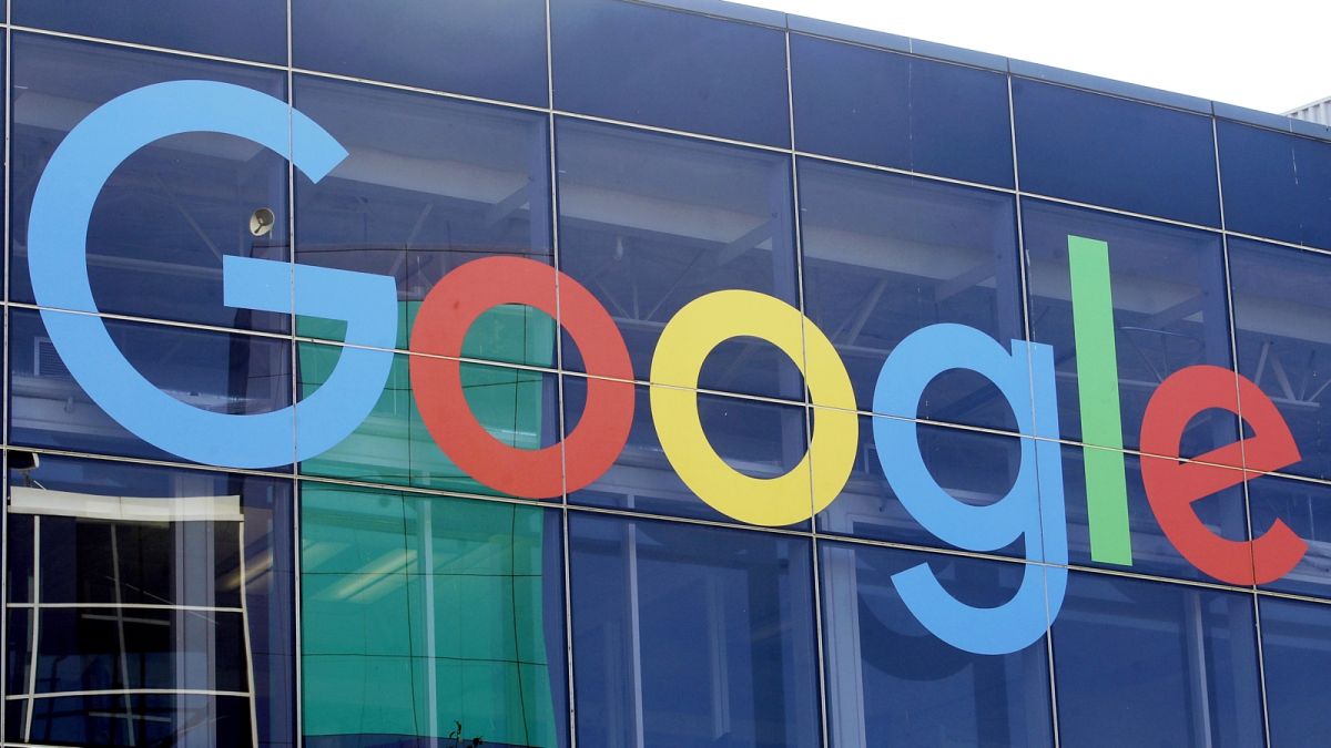 Un panneau est affiché sur un bâtiment de Google sur son campus de Mountain View, en Californie, le 24 septembre 2019.