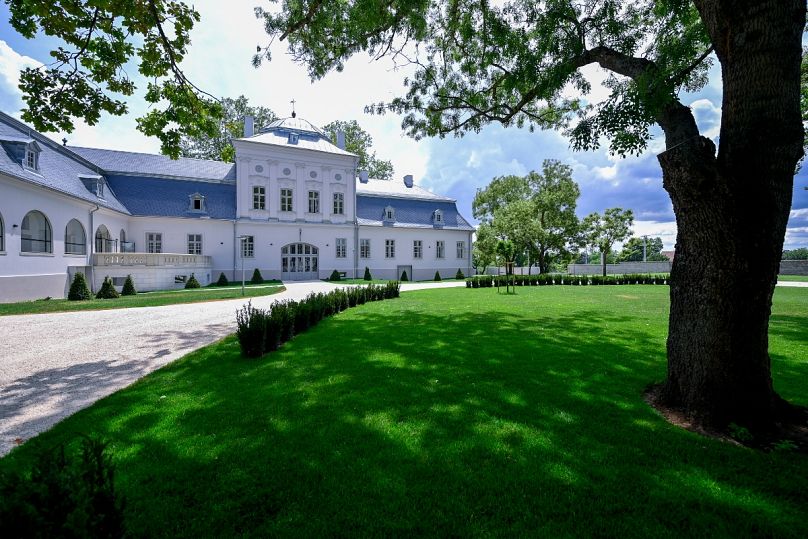 A felújított geszti Tisza-kastély a sajtóbejárás és rendhagyó tárlatvezetés napján, 2024. június 27-én. 