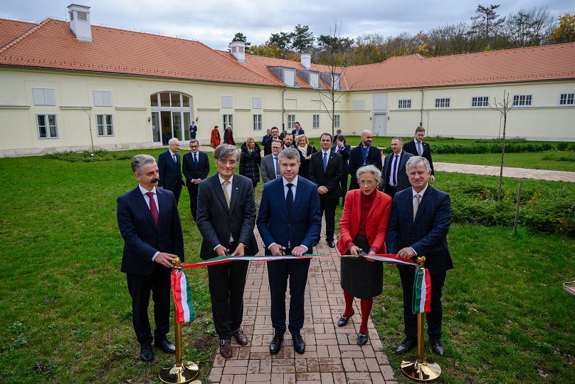 Ágh Péter, az ÉKM államtitkára (k), Károlyi György, a vagyonkezelő Károlyi József Alapítvány alapítója és felesége, Károlyi Angelika (j2) tavaly novemberben