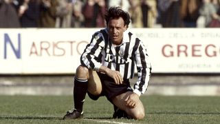 Salvatore Schillaci Juventus formasıyla sahada bekliyor, 1990