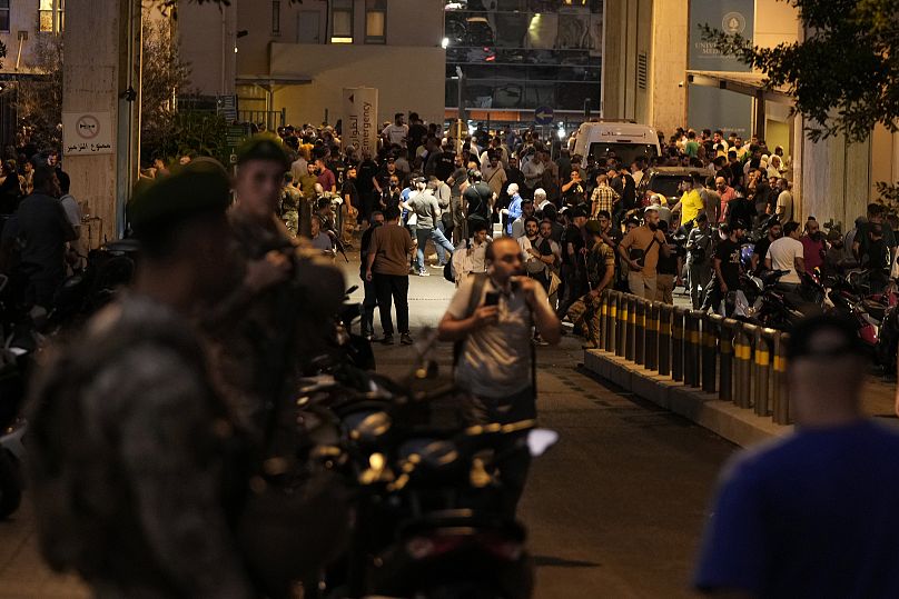 Des personnes devant l'hôpital de l'Université américaine après l'arrivée de plusieurs personnes blessées par l'explosion de bipeurs, à Beyrouth, au Liban, mardi 17 septembre 