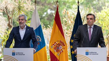 Fernando Clavijo Battle, presidente de Canarias, en rueda de prensa junto a Margaritis Schinas, vicepresidente de la Comisión Europea.