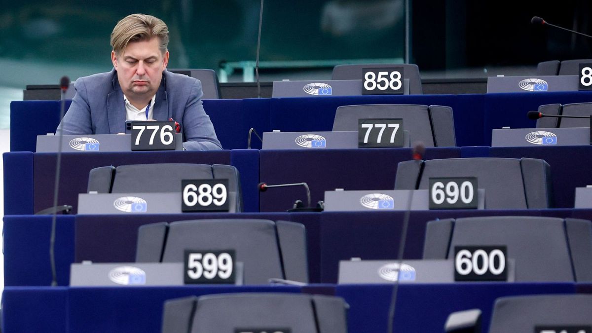 Das Mitglied des Europäischen Parlaments Maximilian Krah sitzt im Plenum des Europäischen Parlaments in Straßburg, Ostfrankreich, Donnerstag, 18. Juli 2024