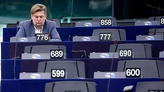 Il deputato europeo Maximilian Krah siede in plenaria al Parlamento europeo a Strasburgo, nella Francia orientale, giovedì 18 luglio 2024.