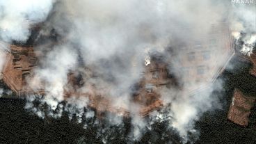 Vista geral do rescaldo de uma grande série de explosões num depósito de munições em Toropets, Rússia. (Imagem de satélite ©2023 Maxar Technologies)