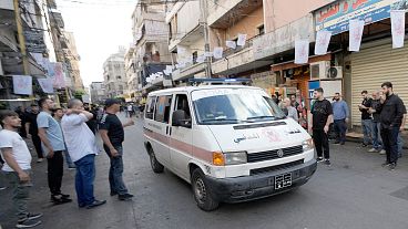 Une ambulance transportant des blessés, après que de multiples explosions aient été entendues lors des funérailles de quatre combattants du Hezbollah à Beyrouth, le 18 septembre 2024.