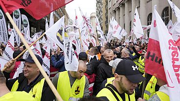 Unos 300 mineros del carbón polacos, enfadados por la directiva europea que reduce las emisiones de metano, protestan ante la oficina de la UE.