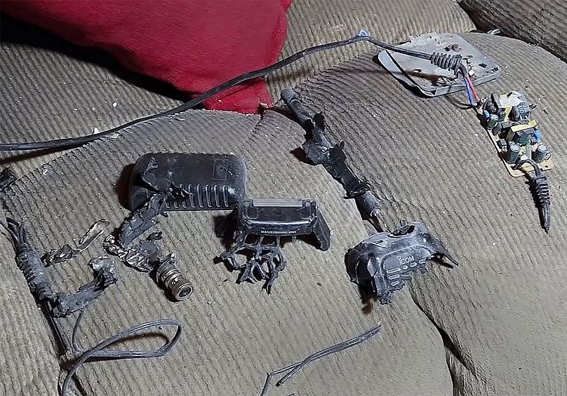 Um walkie-talkie explodiu dentro de uma casa, em Baalbek, no leste do Líbano.